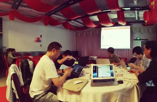 (匯報組在剛辦完婚禮的大廳做講稿調(diào)整)