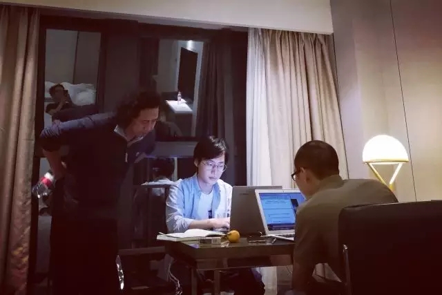 (深夜在酒店調(diào)整講稿)